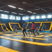 Korzyści zdrowotne z korzystania z parku trampolin